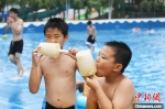 品巨型冰棍玩耍泡泡 重庆民众夏季清凉耍法上线了 - 重庆晨网