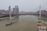 166舰通过东水门长江大桥。　郭旭 摄 - 重庆晨网