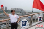 一位市民在建设码头与166舰艇合影留念。　何蓬磊 摄 - 重庆晨网