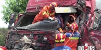 两辆半挂车相撞 两驾驶员都被困车内 消防紧急破拆救援 - 重庆晨网
