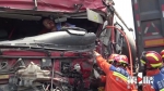 两辆半挂车相撞 两驾驶员都被困车内 消防紧急破拆救援 - 重庆晨网
