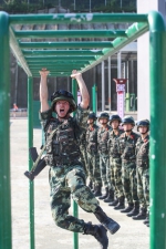 2武警官兵通过云梯，开展障碍训练。通讯员 彭勇 摄 - 重庆晨网