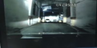女司机开车分神 车库内撞倒两位行人 - 重庆晨网