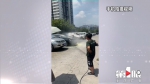 轿车突然自燃 热心市民提起灭火器冲上去 - 重庆晨网