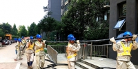 抢修队员们在郑州滨河花园小区施放电缆。通讯员 宋世光 摄 - 重庆晨网