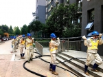 抢修队员们在郑州滨河花园小区施放电缆。通讯员 宋世光 摄 - 重庆晨网