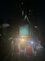 抢修队员们在郑州滨河花园小区安装箱式变压箱。通讯员 黄临聪 摄 - 重庆晨网