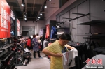 重庆市民在渝北区龙山大道的鸿星尔克门店内挑选商品。　何蓬磊 摄 - 重庆晨网