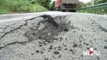 超载渣土车压坏道路，惹祸驾驶员丢车开溜 - 重庆晨网