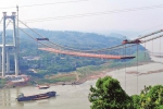 油溪长江大桥钢箱梁吊装过半 预计下月下旬合龙 - 重庆晨网
