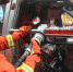 1消防员使用液压顶杆对变形的车门进行撑顶。酉阳消防供图 华龙网-新重庆客户端发 - 重庆晨网