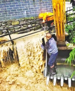 城口县一社区干部与群众洪水中挪桥 及时排除险情 - 重庆晨网