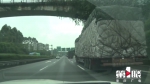 高速路上有砖块 车辆经过爆了胎 - 重庆晨网