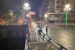 男子站大桥护栏外欲轻生 体力不支时民警一把拉回 - 重庆晨网