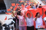 重庆民众同举巨型国旗快闪迎国庆 - 重庆晨网