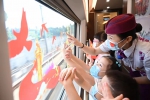 旅客和乘务员一起贴窗花。中国铁路成都局集团公司供图 华龙网-新重庆客户端发 - 重庆晨网
