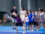 “双减”后的第一个国庆节，小朋友体验板式网球的乐趣。胜鸣飞腾体育运动中心供图  - 重庆晨网