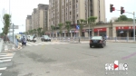 公路新装红绿灯 行人过街需“跨栏” - 重庆晨网