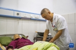 乡村医生杨明国 给300多名老年病患喂过饭 - 重庆晨网
