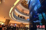 重庆一商场打造“海底世界”：美人鱼表演吸引顾客 - 重庆晨网