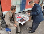 65岁老人坚持卖报36年，风雨无阻 - 重庆晨网
