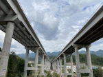 黔江区过境高速项目鲤鱼池大桥左线顺利架通。中铁建重庆投资集团渝东南公司供图  - 重庆晨网