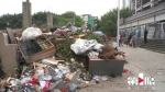 居民楼前堆满垃圾 影响住户正常生活 - 重庆晨网