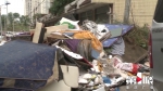 居民楼前堆满垃圾 影响住户正常生活 - 重庆晨网