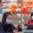 11月22日，重庆市渝北区税务人员在某酒店辅导市民通过扫描二维码支付房费和开具住宿增值税电子普通发票。通讯员郭睿 摄 <span style= - 重庆晨网