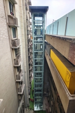 老旧社区有了“阳光电梯” 居民出行告别爬坡上坎 - 重庆晨网