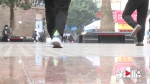 尴尬！男子街头兴起锻炼，踢飞鞋子砸中过路车 - 重庆晨网