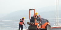 工人进行桥面铺装施工。通讯员 陈洪胜 摄 - 重庆晨网