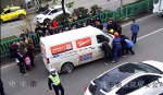 警民合力抬车救援。巴南公安供图 - 重庆晨网