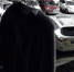 陌生男子深夜划车 摄像头拍下全过程 - 重庆晨网