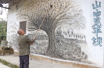 少时梦想晚年追！七旬翁在自家墙上手绘30多米山水壁画 - 重庆晨网