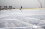 02：在龙兴足球场顶部已经铺设好的ETFE高透膜。华龙网-新重庆客户端记者 张质 摄 - 重庆晨网