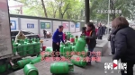 危险！两名女子起争执，将液化气罐当街乱扔 - 重庆晨网