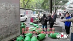 危险！两名女子起争执，将液化气罐当街乱扔 - 重庆晨网