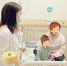 病房里的小凯一家。重医附属儿童医院 供图 - 重庆晨网