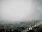 今日早上，中心城区出现短时强降水。华龙网-新重庆客户端记者 李文科 摄 - 妇联