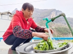 受益妇女陈知连用“母亲水窖”水清洗蔬菜.jpg - 妇联