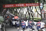 本次考试的考生们正在走向考场。华龙网-新重庆客户端记者 石涛 摄 - 妇联