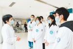 刁攀娅（左一）生前与重庆大学医学院的学生们交流。（受访单位供图） - 妇联