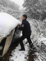 万州今天竟然下雪了，雨雪路滑遇车翻，蜀黍帮忙来推车 - 公安厅