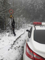 万州今天竟然下雪了，雨雪路滑遇车翻，蜀黍帮忙来推车 - 公安厅