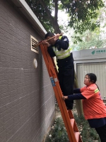 2岁幼童被困公厕嚎啕大哭 警民联手紧急解救 - 公安厅