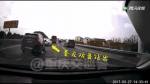 实习女司机撞树又翻车……其实这样的操作很多新手都有! - 重庆晨网