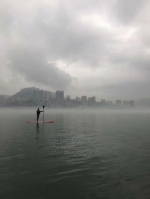 万州浆板爱好者风雨中演绎“科幻大片” - 重庆晨网