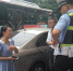 报警人庞某讲述自己尴尬的经历。记者张勇摄.jpg - 重庆晨网