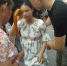 停车未交费被物管锁车 孕妈暴怒坐堵小区大门 - 重庆晨网